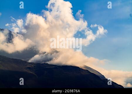 Fitte nuvole sulla cima della montagna Foto Stock