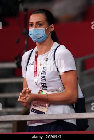 Il team di orologi Bianca Walkden di Great Britain Jade Jones durante il suo bout femminile di -57 kg alla Makuhari Messe Hall il secondo giorno dei Giochi Olimpici di Tokyo 2020 in Giappone. Data immagine: Domenica 25 luglio 2021. Foto Stock