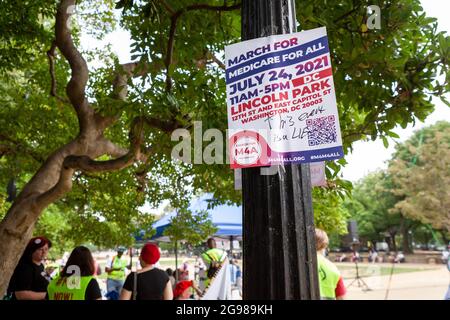 Washington, DC, USA, 24 luglio 2021. Nella foto: Un volantino a Lincoln Park con informazioni sulla marcia DC per Medicare per tutti. Qualcuno ha scritto un messaggio sul cartello, affermando che l'evento "è una menzogna". la marcia fa parte di una domanda nazionale di assistenza sanitaria universale, con eventi in 56 città. Credit: Alison Bailey / Alamy Live News Foto Stock