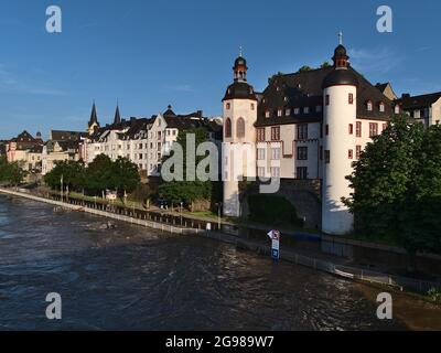 Vista del fiume Mosella ad alto livello d'acqua con la passeggiata sommersa della città Coblenza e fortezza castello Alte Burg (vecchio castello, oggi archivio della città). Foto Stock