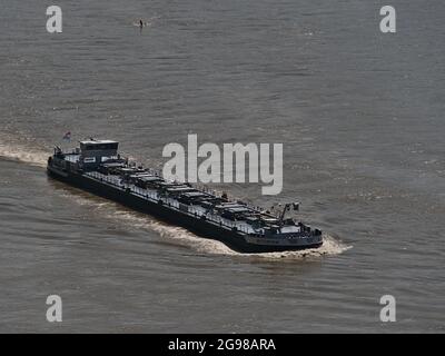 Vista aerea della chiatta denominata Bitumina che naviga sotto la bandiera del Lussemburgo sul fiume Reno, un'importante via d'acqua interna, in giornata di sole. Foto Stock