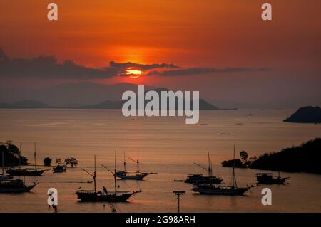 Tramonto tranquillo a Labuan Bajo Indonesia Foto Stock