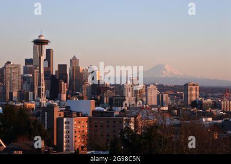 Seattle da Kerry Park al tramonto, all'inizio della primavera 2020. Foto Stock