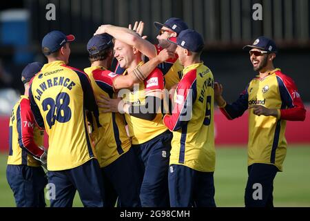 Jack Plom dell'Essex festeggia con i suoi compagni di squadra dopo aver esaurito David Lloyd durante Essex Eagles vs Glamorgan, Vitality Blast T20 Cricket al Cl Foto Stock