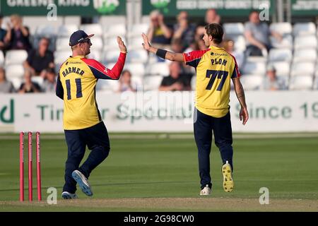 Jack Plom di Essex celebra con i suoi compagni di squadra dopo aver preso il wicket di Billy Root durante Essex Eagles vs Glamorgan, Vitality Blast T20 Cricket A. Foto Stock