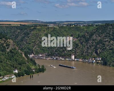 Splendida vista sulla valle del fiume Reno ad alto livello dell'acqua con il piccolo villaggio di St. Goarshausen e lo storico castello di Burg Katz in Germania. Foto Stock