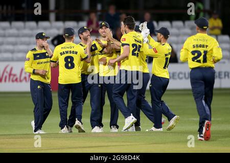 Chris Wood dell'Hampshire festeggia con i suoi compagni di squadra dopo aver preso il wicket di Aron Nijjar durante Essex Eagles contro Hampshire Hawks, Vitality Blast T. Foto Stock