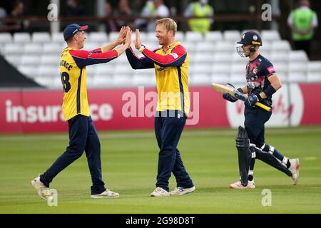 Simon Harmer di Essex celebra dopo aver preso il wicket di Jordan Cox durante Essex Eagles vs Kent Spitfires, Vitality Blast T20 Cricket al Cloudf Foto Stock