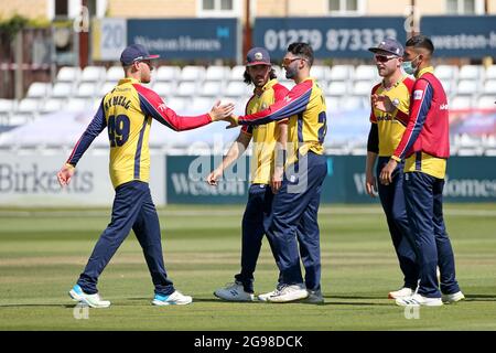 Aron Nijjar di Essex festeggia con i suoi compagni di squadra dopo aver preso il wicket di Sam Robson durante Essex Eagles vs Middlesex, Vitality Blast T20 Cricket Foto Stock