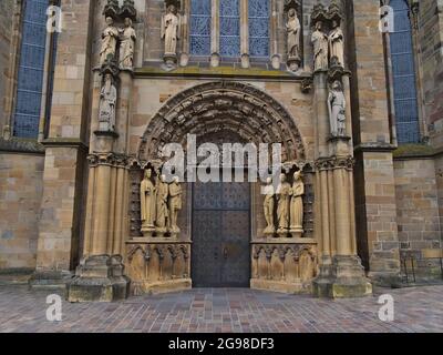 Vista frontale della porta dell'alta Cattedrale di San Pietro (in tedesco: Hohe Domkirche San Pietro) a Treviri, Renania-Palatinato, Germania. Foto Stock