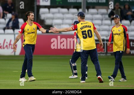 Jack Plom dell'Essex festeggia con i suoi compagni di squadra dopo aver preso il wicket di Craig Overton durante Essex Eagles vs Somerset, Vitality Blast T20 Cricket Foto Stock