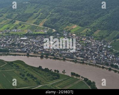 Vista aerea del piccolo villaggio Bremm in Renania-Palatinato, Germania, situato sulla riva del fiume Mosella, con alto livello dell'acqua e riva allagata. Foto Stock