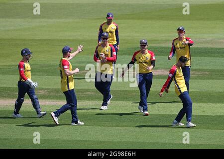 Aron Nijjar di Essex festeggia con i suoi compagni di squadra dopo aver preso il wicket di Liam Dawson durante Hampshire Hawks contro Essex Eagles, Vitality Blast T20 Foto Stock