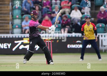 Lewis Gregory in batting azione per Somerset durante Somerset vs Essex Eagles, Vitality Blast T20 Cricket al Cooper Associates County Ground il 9 Foto Stock