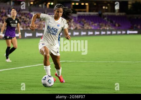 Orlando, Stati Uniti. 25 luglio 2021. Shirley Cruz (28 OL Reign) dribble la palla nella scatola durante la partita della National Women's Soccer League tra Orlando Pride e OL Reign all'Exploria Stadium di Orlando, Florida. NESSUN UTILIZZO COMMERCIALE. Credit: SPP Sport Press Photo. /Alamy Live News Foto Stock