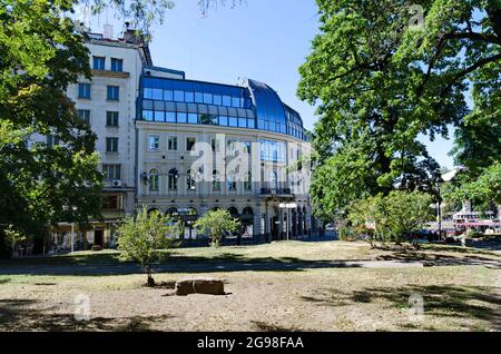 Lavoratori edili che lavorano in alto su un muro in un edificio a più piani, Sofia, Bulgaria Foto Stock