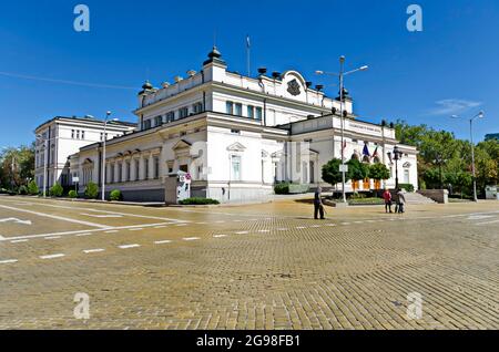 Vista sull'edificio dell'Assemblea Nazionale, parlamento bulgaro durante il giorno a Sofia, Bulgaria, Europa Foto Stock