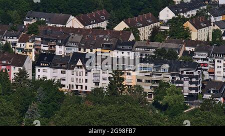 Vista aerea della zona residenziale nel distretto di Neuendorf nella città di Coblenza, Renania-Palatinato, Germania con edifici di appartamenti multi-famiglia. Foto Stock