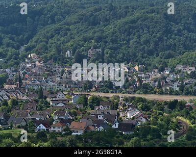 Vista dei villaggi Filsen (fronte) e Boppard (sfondo) con il fiume Reno in mezzo in Renania-Palatinato, Germania nella soleggiata giornata estiva con la chiesa. Foto Stock