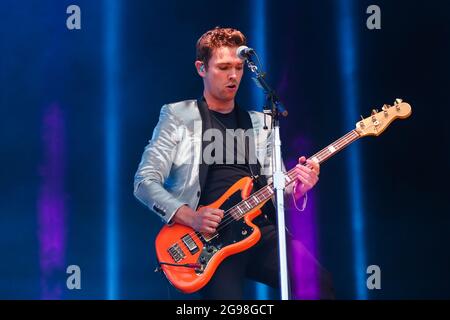 Mike Kerr di Royal Blood si esibisce sul palco principale durante il secondo giorno del Tramlines Festival Foto Stock