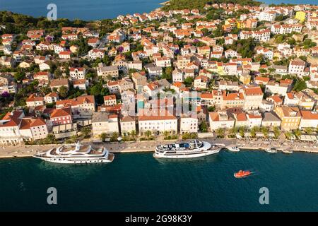 Vista aerea della città di Lussino sull'isola di Lussino, il Mare Adriatico in Croazia Foto Stock