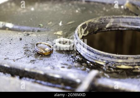 Riciclaggio dell'olio vecchio e usato dettaglio, inquinamento Foto Stock