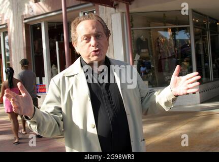 Miami Beach, Stati Uniti. 09 gennaio 2006. MIAMI BEACH, FL - 09 GENNAIO 2006: Comico Jackie Mason su Lincoln Road. Il 09 gennaio 2006, a Miami Beach, Florida. People: Jackie Mason Credit: Storms Media Group/Alamy Live News Foto Stock