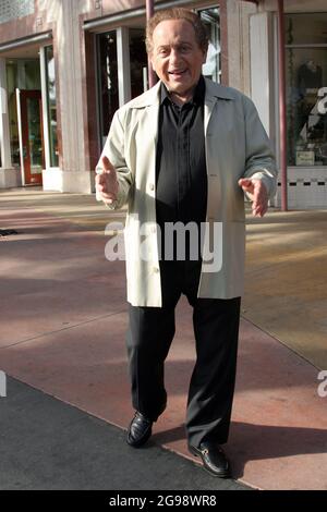 Miami Beach, Stati Uniti. 09 gennaio 2006. MIAMI BEACH, FL - 09 GENNAIO 2006: Comico Jackie Mason su Lincoln Road. Il 09 gennaio 2006, a Miami Beach, Florida. People: Jackie Mason Credit: Storms Media Group/Alamy Live News Foto Stock