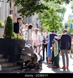 Londra, Greater London, England, giugno 12 2021: Festa di nozze fuori Kensington e Chelsea Register Office che si trova nel Chelsea Old Town Hall Foto Stock