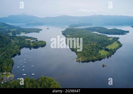 Vista aerea del piccolo villaggio scozzese a Loch Lomond Foto Stock