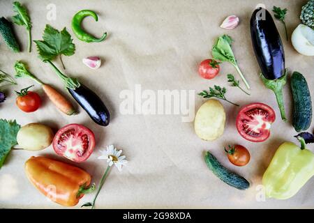 Struttura vegetale: Barbabietola, basilico, melanzane, prezzemolo, peperone, pepe caldo, patate, cetriolo, carote. Ricetta vegetale italiana. Veganism concetto food.Top vista, copia spazio. Foto di alta qualità Foto Stock