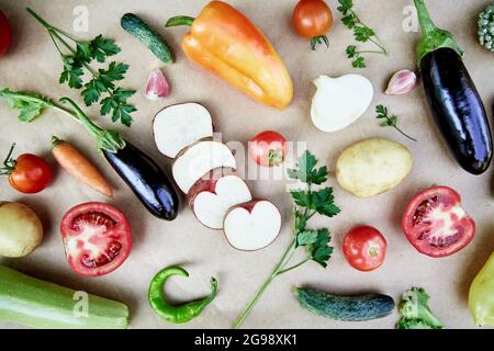 Barbabietola rotonda vegetale, basilico, melanzane, prezzemolo, peperone, pepe caldo, patate, cetriolo, carote e fiori. Ricetta vegetale italiana. Veganism concetto food.Top vista, copia spazio. Alta qualità Foto Stock