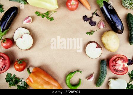 Struttura vegetale: Barbabietola, basilico, melanzane, prezzemolo, peperone, pepe caldo, patate, cetriolo, carote. Ricetta vegetale italiana. Veganism concetto food.Top vista, copia spazio. Foto di alta qualità Foto Stock