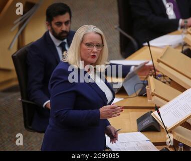 File photo datato 10/06/20 di Christina McKelvie MSP. Il governo scozzese ha annunciato £5 milioni per aiutare i gruppi che lavorano per sostenere le donne e le ragazze che hanno subito violenza di genere ad affrontare la crescente domanda che hanno visto per i servizi durante la pandemia. Data di emissione: Domenica 25 luglio 2021. Foto Stock