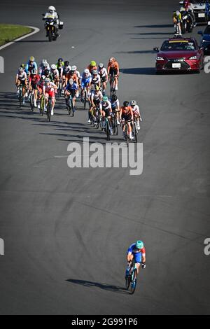 Immagine scattata durante la corsa ciclistica femminile, il terzo giorno dei "Giochi Olimpici di Tokyo 2020" con conclusione al circuito Fuji Speedway, Foto Stock