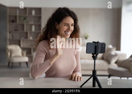 Sorridente latino donna registrare video blog sul cellulare Foto Stock