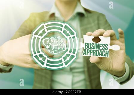 Testo che mostra Inspiration approccio aziendale. Concetto che significa piano d'azione a lungo termine progettato per raggiungere un obiettivo Business Woman puntando Jigsaw Foto Stock