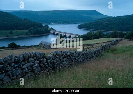 Lago artificiale di Ladybower, Peak District UK: Un ravvicinato di una collina vicino a un corpo d'acqua Foto Stock