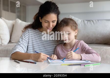 Felice disegno di mamma e piccola figlia latino Foto Stock