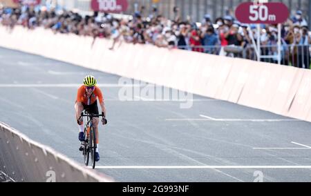 Annemiek van Vleuten, in Olanda, celebra la proclamazione dell'argento nella Women's Road Race al Fuji International Speedway, il secondo giorno dei Giochi Olimpici di Tokyo 2020 in Giappone. Data immagine: Domenica 25 luglio 2021. Foto Stock