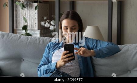 Bella giovane donna passare il tempo libero utilizzare smartphone Foto Stock