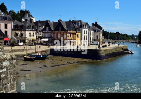 Auray, Francia - 08 giugno 2011: Edifici e vecchie case a graticcio nella pittoresca città sul fiume Loch in Bretagna Foto Stock