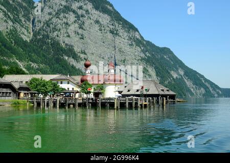 Berchtesgaden, Germania - 12 giugno 2015: Persone non identificate sul molo e chiesa di pellegrinaggio di San Bartolomeo sul lago Koenigssee in Baviera Foto Stock