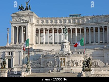 Monumento storico chiamato ALTARE DELLA PATRIA a Roma Italia e bandiera italiana Foto Stock