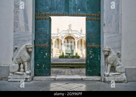 Porta d'ingresso nel cortile della cattedrale della città di Salerno. Foto Stock