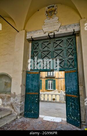 Uscita dal cortile della cattedrale nella città di Salerno. Foto Stock