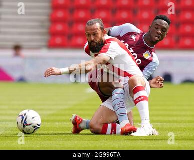 Stoke, Inghilterra, 24 luglio 2021. Steven Fletcher di Stoke City (L) è affrontato da Lamare Bogarde di Aston Villa durante la partita pre-stagione amichevole al Bet365 Stadium, Stoke. L'immagine di credito dovrebbe essere: Andrew Yates / Sportimage Foto Stock