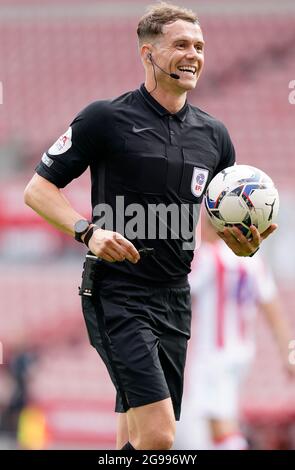 Stoke, Inghilterra, 24 luglio 2021. Arbitro Leigh Doughty durante la partita pre-stagione amichevole al Bet365 Stadium, Stoke. L'immagine di credito dovrebbe essere: Andrew Yates / Sportimage Foto Stock