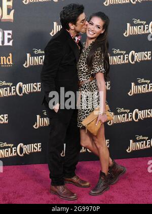 Los Angeles, Stati Uniti. 24 luglio 2021. (L-R) John Stamos e la moglie Caitlin McHugh arrivano a Disney's JUNGLE CRUISE World Premiere tenuto a Disneyland ad Anaheim, CA Martedì, '24 Luglio 2021. (Foto di Sthanlee B. Mirador/Sipa USA) Credit: Sipa USA/Alamy Live News Foto Stock