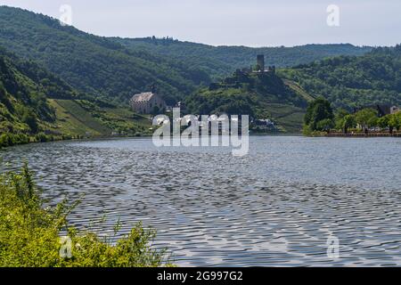 Vicino a Beilstein, Renania-Palatine, Germania - 15 giugno 2021: Vista sulla Valle della Mosella con l'Abbazia di Beilstein e il Castello Metternich Foto Stock